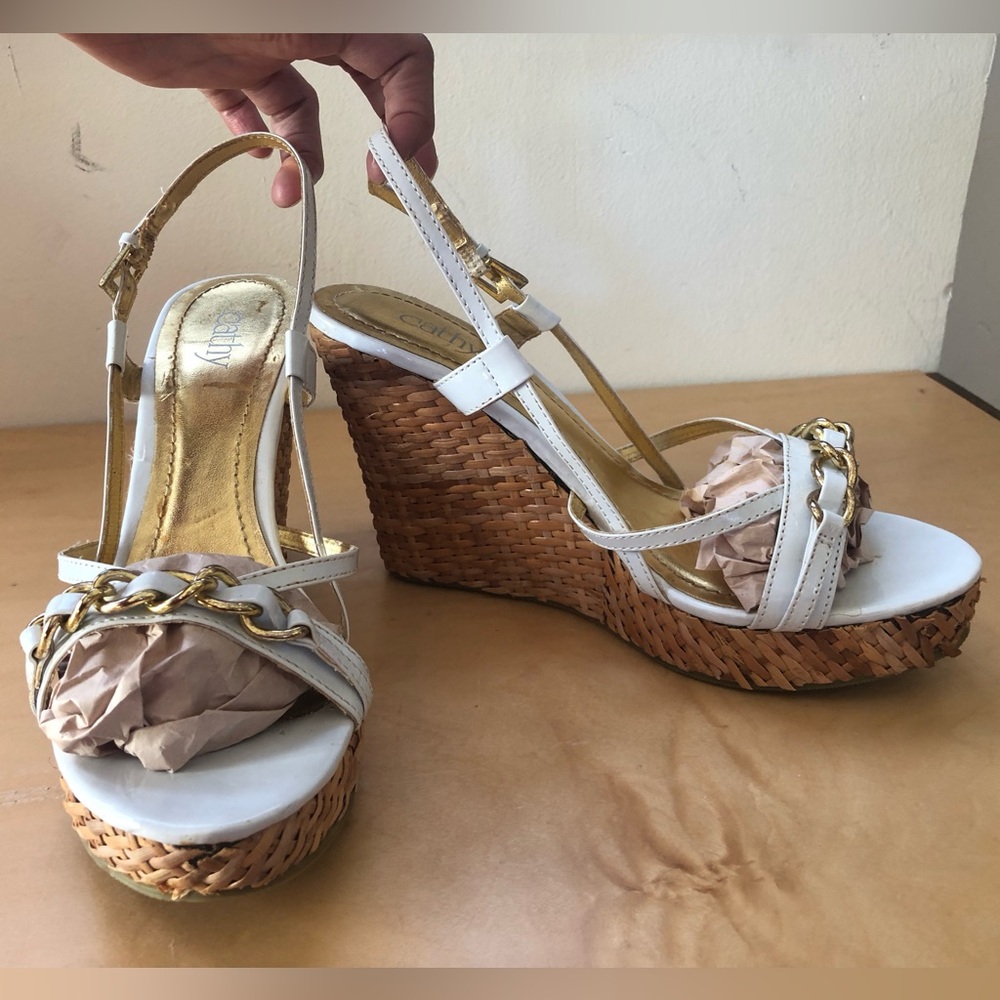 DAMAGED Cathy By CATHY JEAN Patent White Gold Chain Rafia Wedge PLATFORM 8